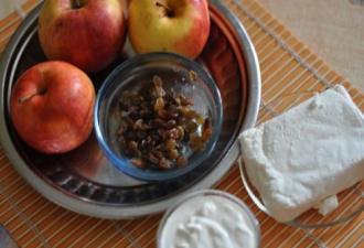 Bagte æbler med hytteost Bagte æbler med hytteost, honning og rosiner i ovnen - opskrift med foto