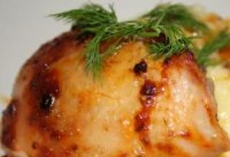 ओवन में चिकन जांघें - सुनहरी भूरी त्वचा वाला कोमल मांस